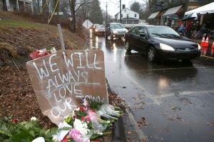 Newtown Commemorates 1 Week Anniversary Of School Massacre