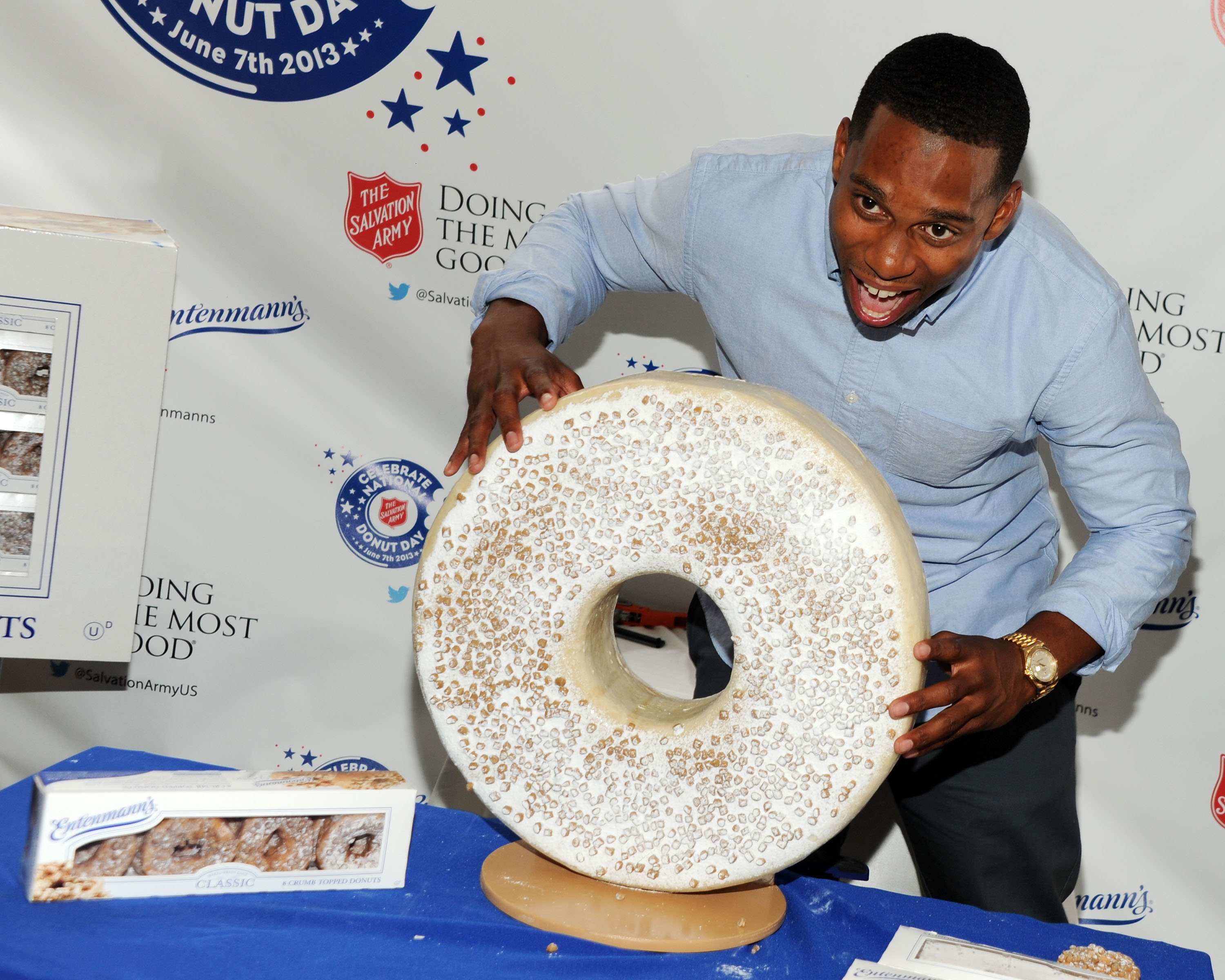 Victor Cruz Unveils One-of-a-Kind Giant Entenmann's Donut