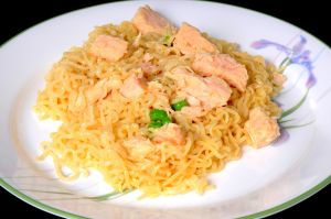 Broiled chicken breast with noodles and peas