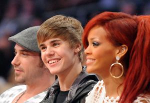 Singers Justin Bieber (C) and Rihanna (R