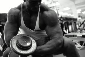 SERIOUS BODY BUILDER WORKING OUT IN GYM