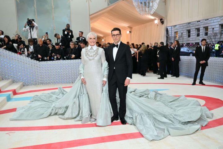 Glenn Close and British designer Erdem Moralıoğlu at The 2023 Met Gala Celebrating "Karl Lagerfeld: A Line Of Beauty"