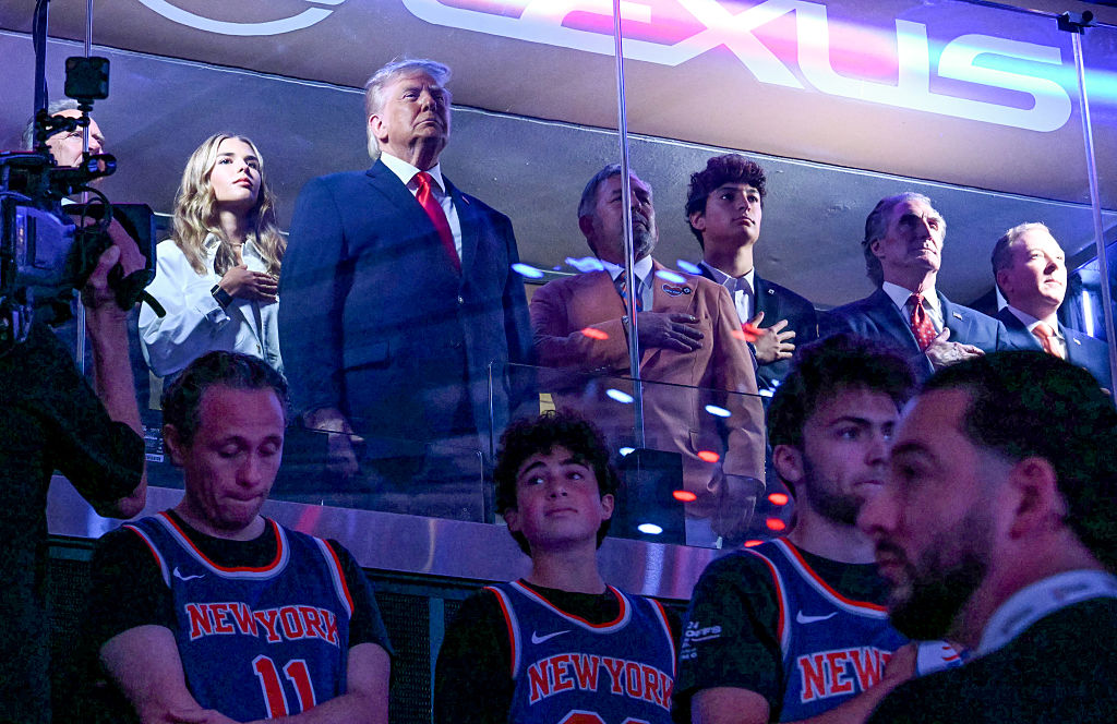TOPSHOT-US-POLITICS-TRUMP-BASKET-NBA-FINALS